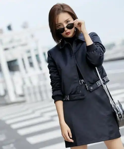 佟丽娅现身机场穿皮衣大红唇梨涡风情让人着迷