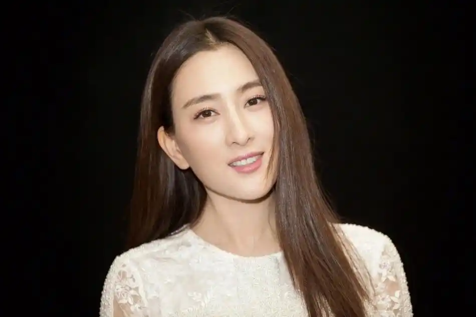 马苏晒甜笑美照分享生活法则:爱身边的万事万物