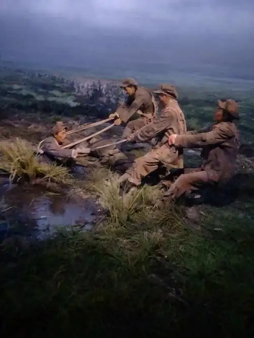 过草地是红军长征中一段刻骨铭心的记忆,有无数战士倒在了这片壮美