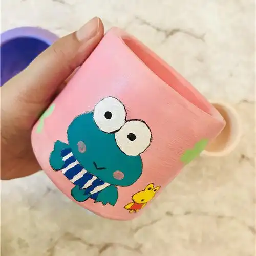 创意无限的陶艺手工diy店将这只可爱的小青蛙绘画在了陶土作品上,绘画