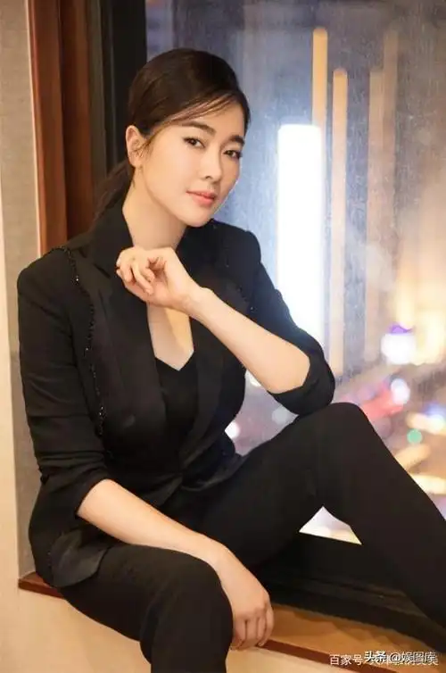 46岁左小青身材真丰腴真空穿西装阔腿裤差点撑爆太迷人