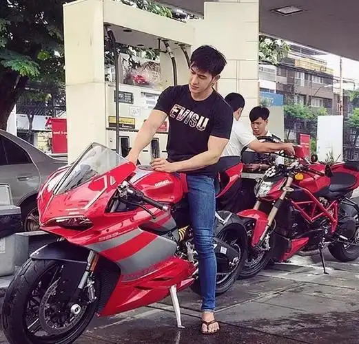 26岁高颜肌肉男身材比例匀称还有搓衣板式腹肌真令人羡慕