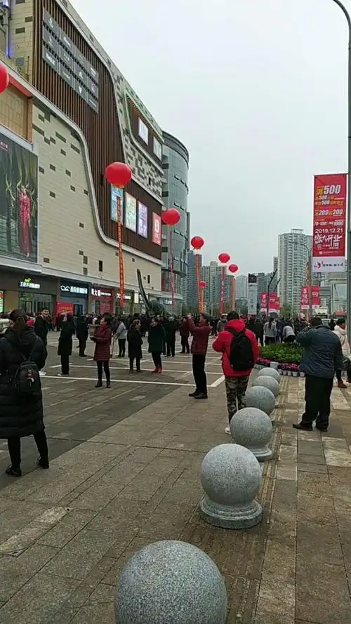 巴中王府井购物中心开业