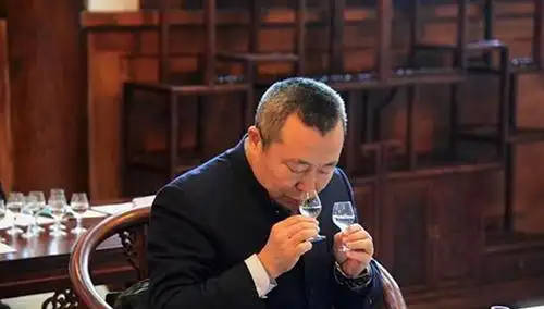 第三,闻酒的香味