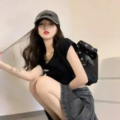 戴帽子女头像酷酷