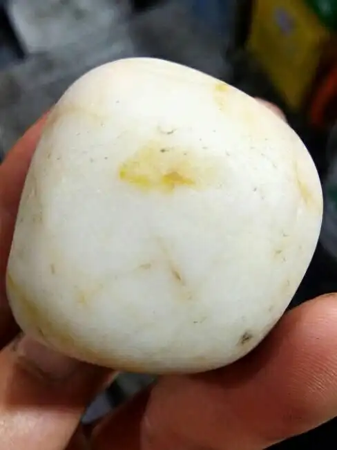 请问这块白石头是什么品种?