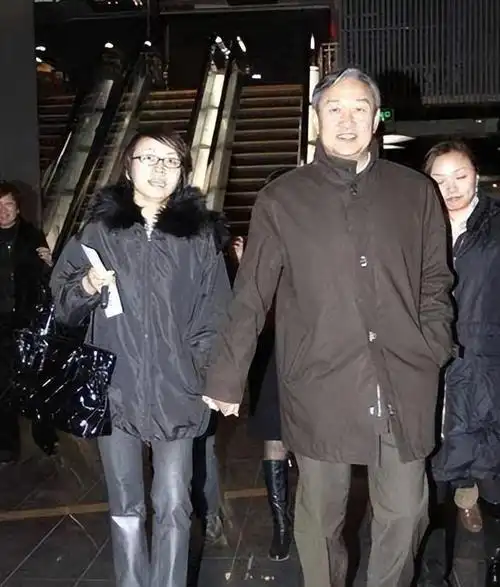 不要看如今的宋丹丹不修边幅,当年的她漂亮到倪萍都被比下去了