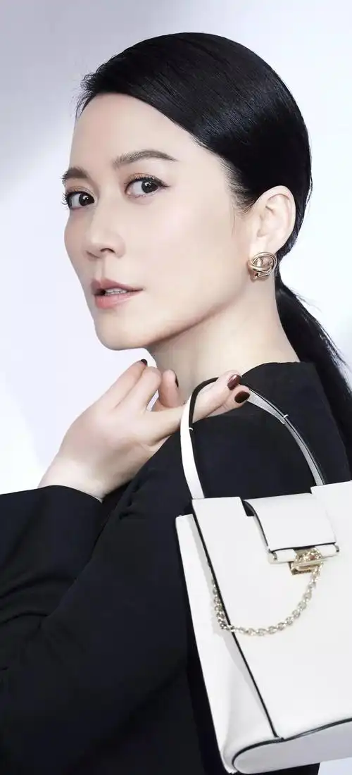 俞飞鸿,1971年出生于浙江杭州,祖籍浙江诸暨,中国内地电影女演员,导演