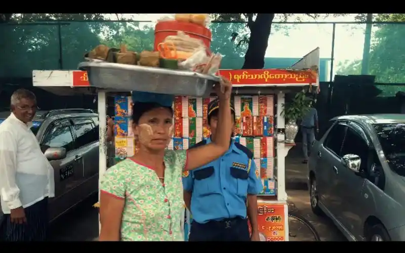 缅甸人民,男女老少,都无比热爱他们的民族服装特敏(男士的叫笼基).