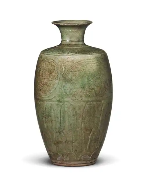 北宋中晚期 龙泉窑青瓷刻花梅瓶北宋早期的瓷器常见的产品有盘,碗,盏