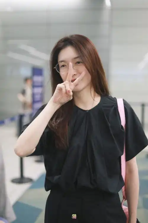 江疏影机场惊艳亮相,素颜之美令人惊叹!