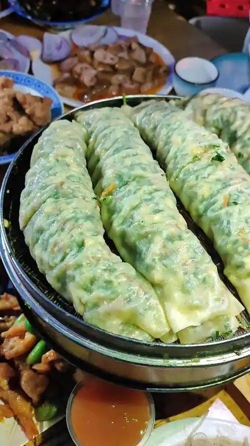 一口气能吃三笼,大哥专门带着来吃的河南特色美食菜莽,你吃过没?