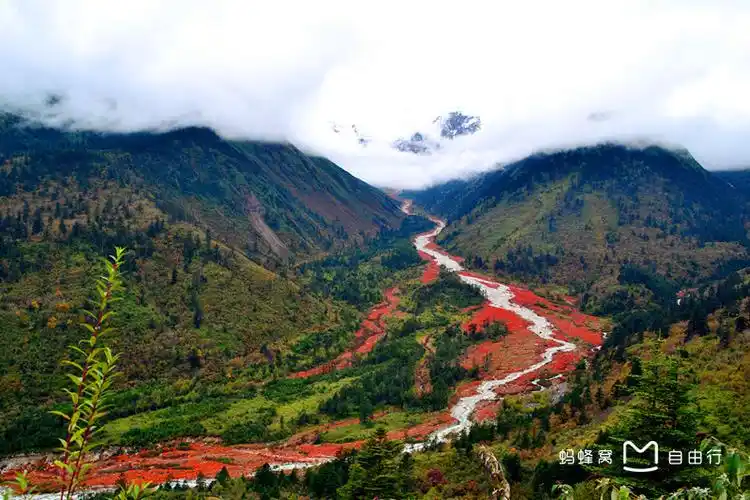 p>贡嘎山(gongga shan),又叫岷雅贡嘎(minya konka),位于四川省康定