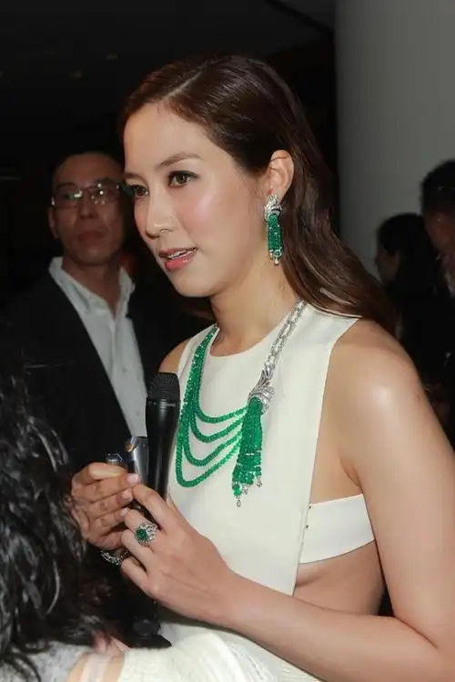 徐子淇不愧是豪门中意的儿媳,穿长裙正面保守,侧边却镂空失守了