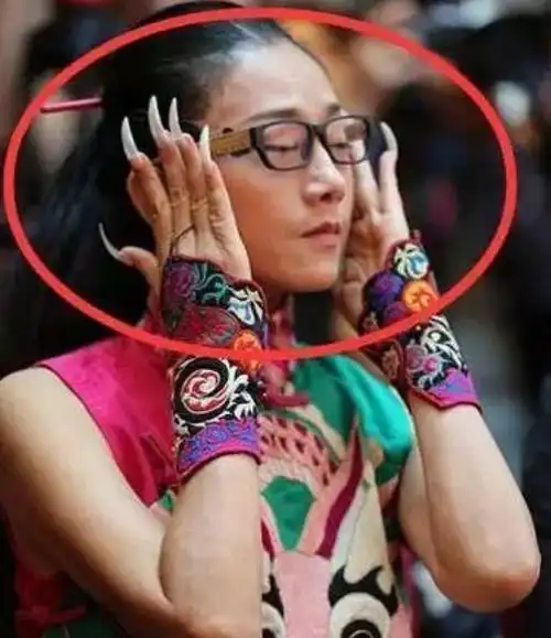 为了这个舞蹈,杨丽萍用自己的人生作为奉献,割肋骨留长甲,始终不断的