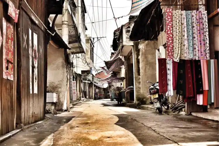 儿时,总是希望穿过这繁华的街道,去买自己喜欢的东西