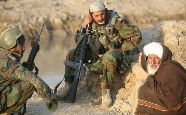 阿富汗国民军掷弹兵与当地长老交流