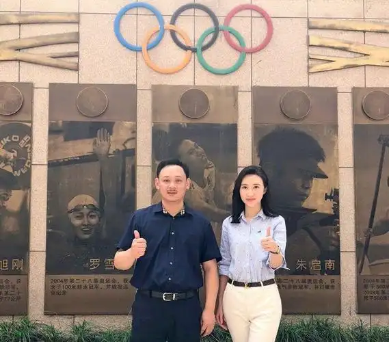 占旭刚成功连任大学校长!娶空姐为妻事业成功,与周苏红曾是同事