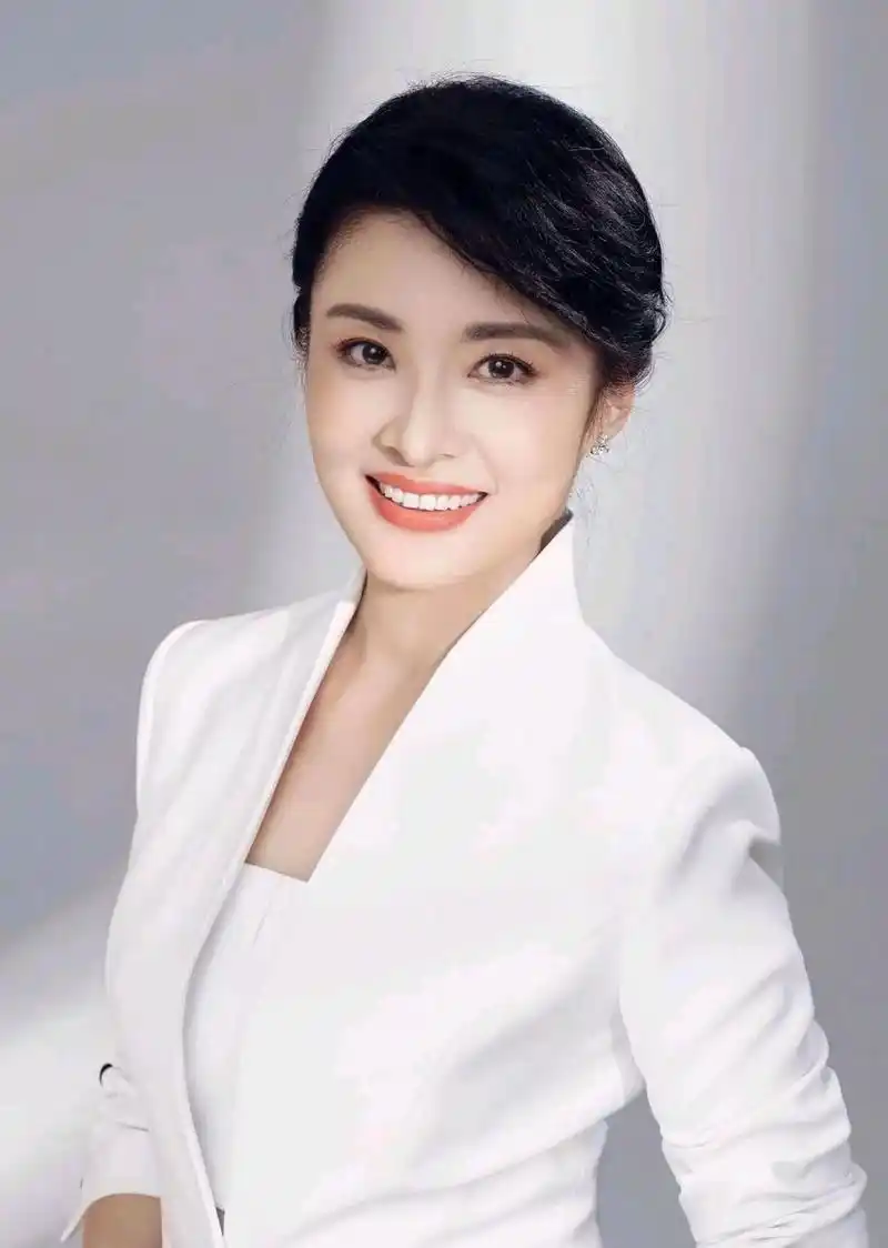 她曾是央视的绝顶美女,还是主持界颜值的扛把子,真的好漂亮!