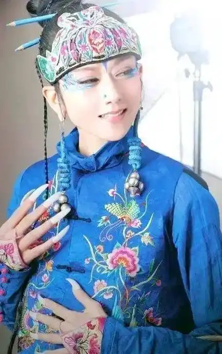 杨丽萍与刘畊宏罕见同框,穿白裙水蛇腰瞩目,状态宛如少女_舞蹈_指甲