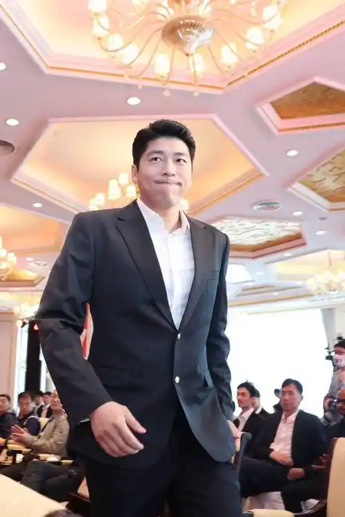 上海男排"十七冠"庆功会,沈琼双喜临门,直言新角色"比打决赛还紧张"