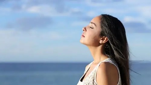 此时,如果你开始练习深呼吸,深呼吸能刺激你的副交感神经系统,这个