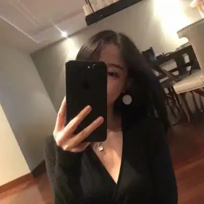 拿手机的女生头像霸气,高清好看的女生头像拿手机挡脸霸气真人图片