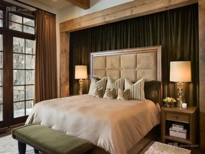 欧式风格卧室,颜色搭配以咖啡色为主调,米色墙面,搭配咖啡色地面,色调