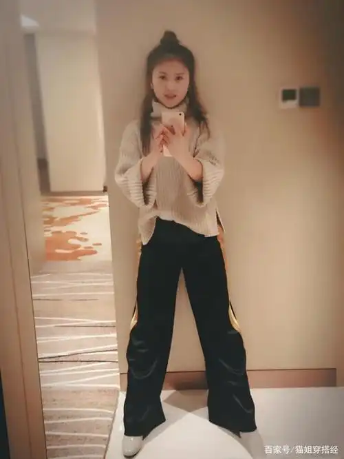 沈腾真幸福,妻子王琦胖一圈也没"阿姨感",打扮时髦似贵妇