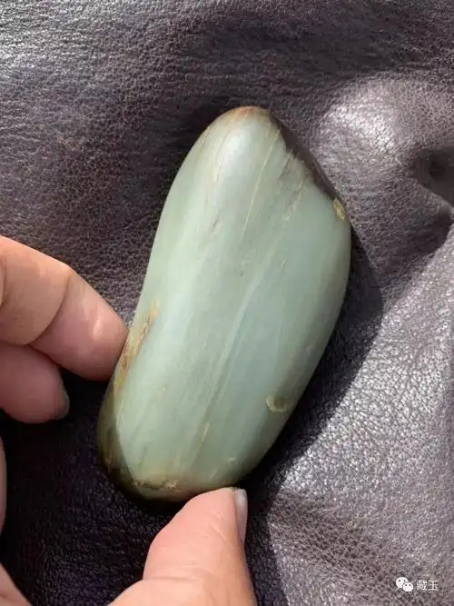 总之沙枣青与青玉籽料还是有很大差别,一种是常见的籽料结构,一种是丝