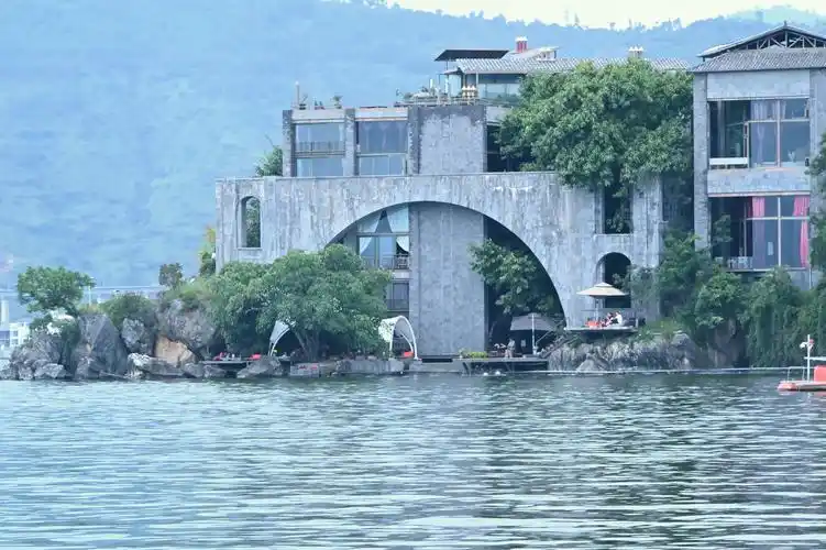 杨丽萍在洱海宫殿