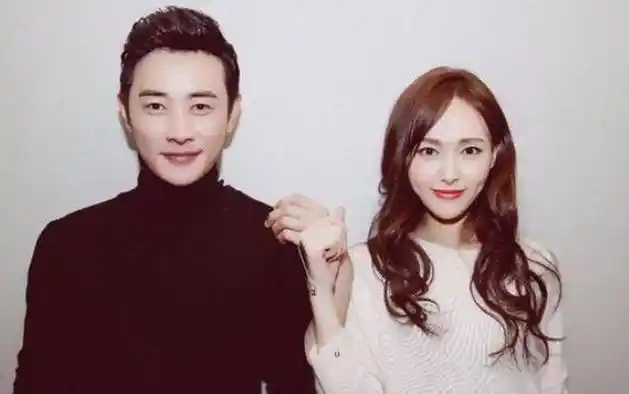 罗晋与女助理过分亲密被拍,像极了热恋!