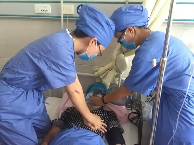 对于突发呼吸心跳骤停产妇紧急抢救,行胸外心脏按压及气囊复苏.