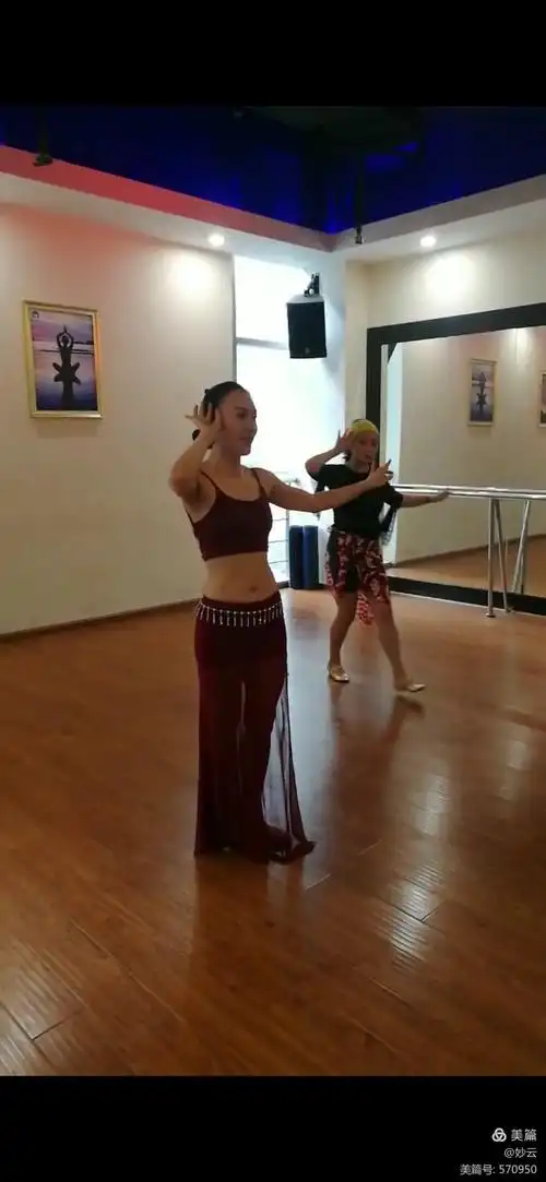 三.基尼型        想象,穿着比基尼,戴着太阳花,用基尼手势翩翩起舞.