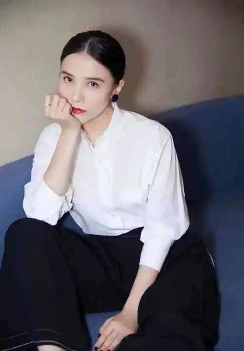 穿白衬衫的女明星们_巩俐_低调_经典