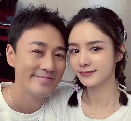 林峯老婆晒一家三口旅行照,佘诗曼惊喜出镜,小luna露正脸像爸爸|林峰