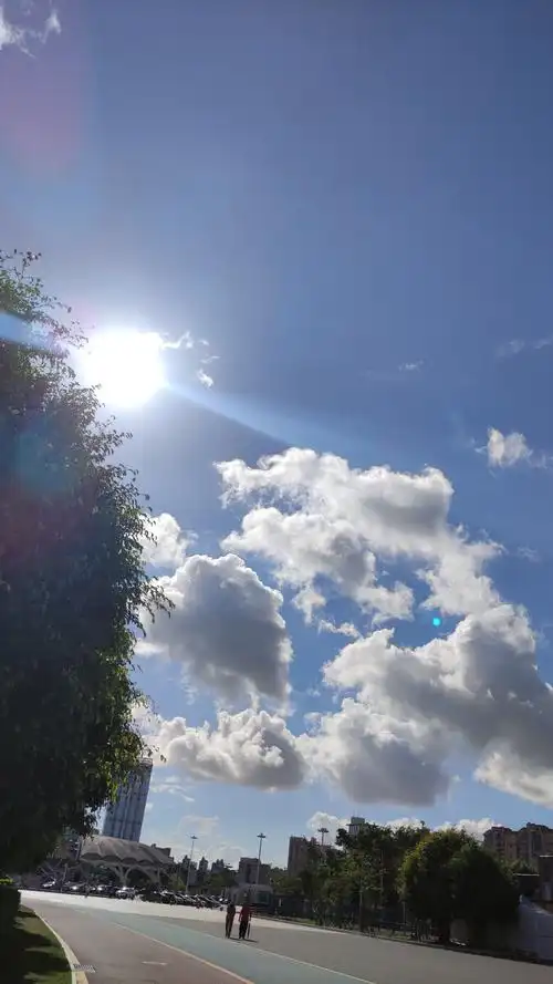 晴朗的天气连空气都是热热的