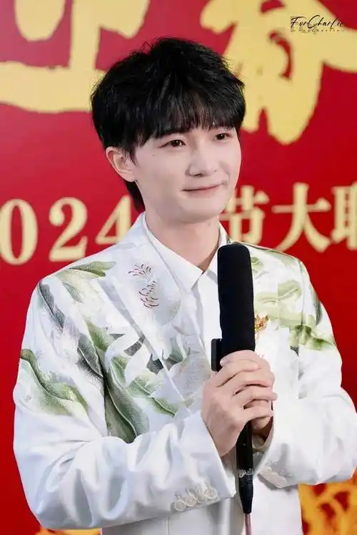 笑容是最美的语言,周深的笑容宛如春天的暖阳,温暖而灿烂.