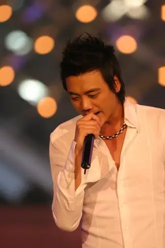 信乐团主唱遭不明人士误伤