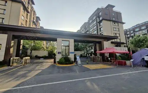 二号院小区东大门,门口主干道,新中式楼栋外观,非常耐看