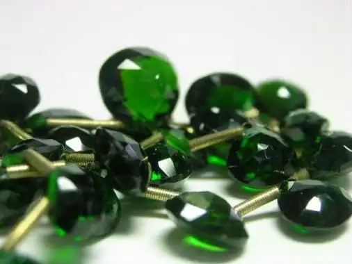 p>绿色碧玺也称为绿电气石(verdelite),碧玺又称为电气石,英文名称