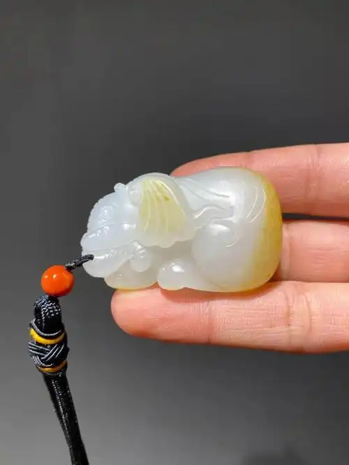 此件和田籽料白玉雕卧牛大把玩件,白玉质地细腻与温润,色泽纯正无瑕疵