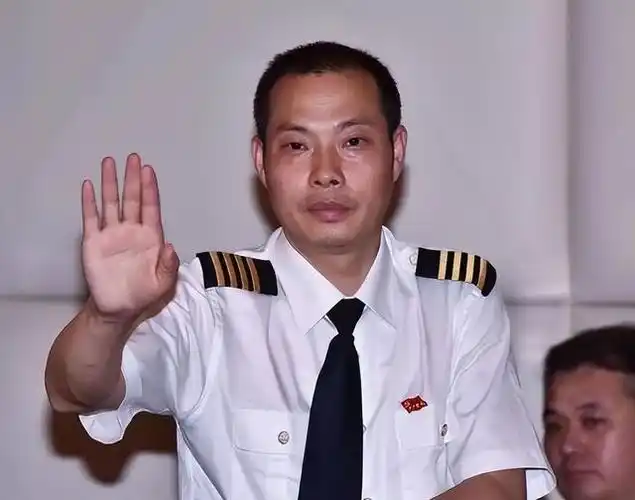 1995年,他被选拔成为飞行学院的一名飞行教官.