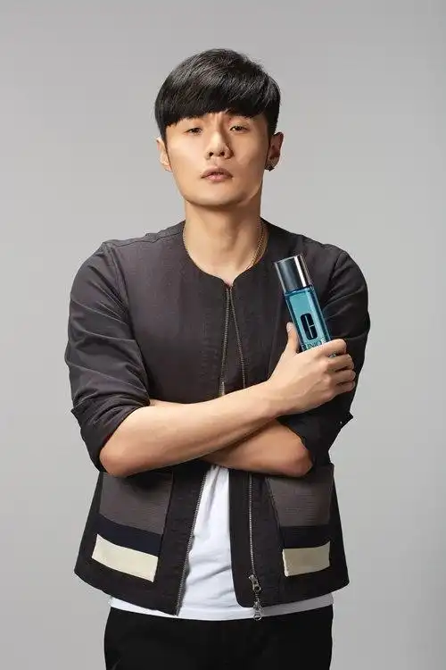 李荣浩创作并演绎全新单曲宛若新生代言倩碧微电影首发