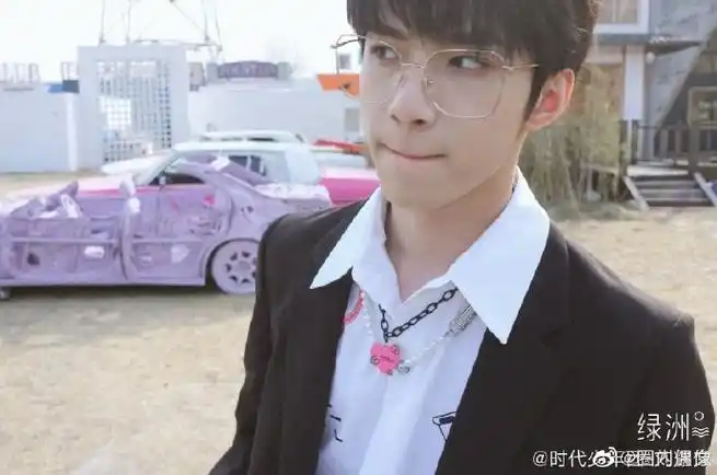 刘耀文眼镜造型自拍##时代少年团新歌mv