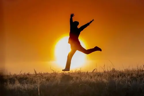 影友迎着初升的太阳起舞