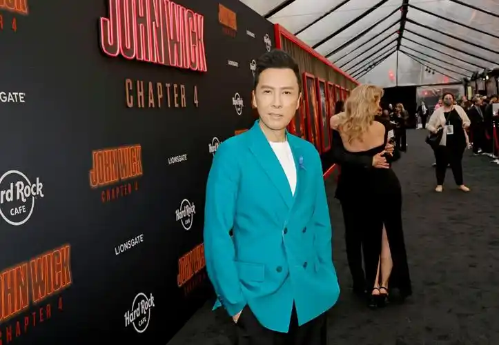 《疾速追杀4》首映礼甄子丹亮相 穿青色西服亮眼