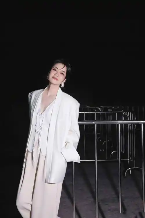 60岁毛阿敏带火了一种新穿法:上面去上班,下面去骑马,时髦洋气