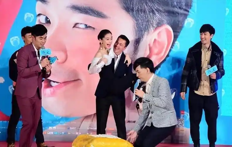 猪手很是老练的就放在了杨颖的胸部位置,当时杨颖和黄晓明正打得火热