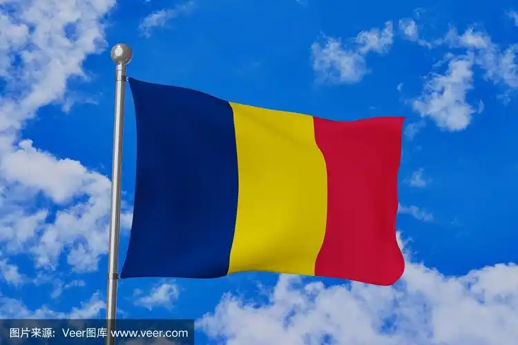 湛蓝多云的天空中,乍得国旗孤立地飘扬